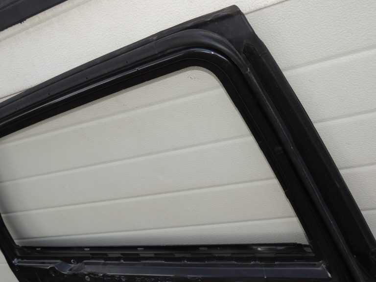 Suzuki SX4 S-CROSS aizmugurējās kreisās durvis Cosmic Black ZCE 68004-61M00