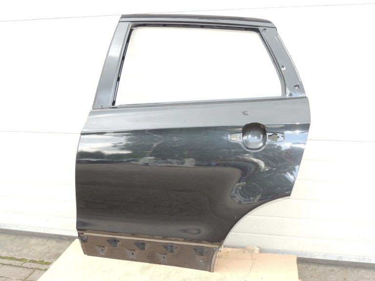 Suzuki SX4 S-CROSS aizmugurējās kreisās durvis Cosmic Black ZCE 68004-61M00