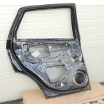Suzuki SX4 S-CROSS aizmugurējās kreisās durvis Cosmic Black ZCE 68004-61M00