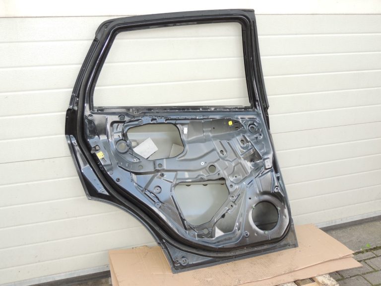 Suzuki SX4 S-CROSS aizmugurējās kreisās durvis Cosmic Black ZCE 68004-61M00