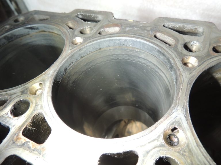 Opel Zafira C 2.0CDTi A20DT motora bloks A20DT cilindru bloks