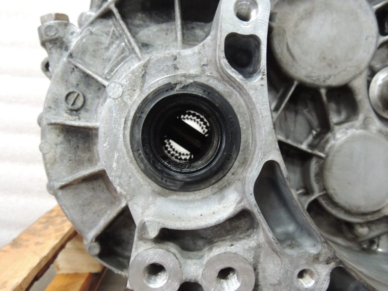 Mazda CX-5 2.2d 2WD manuālā pārnesumkārba 6 pakāpju D601-03-000 Manuālā pārnesumkārba