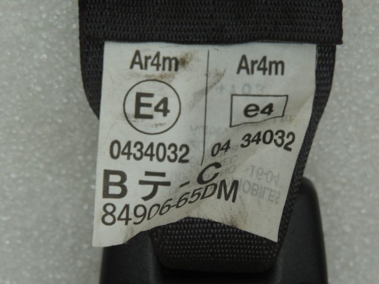 OEM Suzuki Grand Vitara II Aizmugurējā centrālā drošības jostas sprādze 8490665DM0FL5