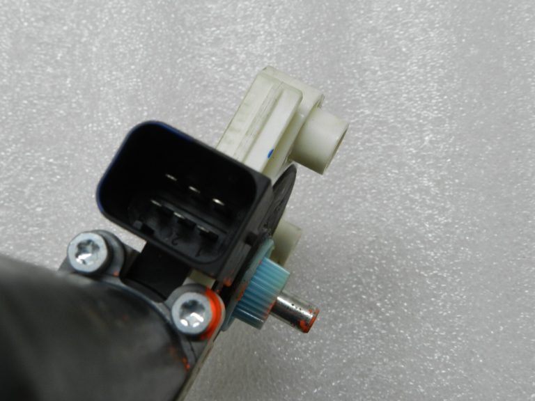 Mercedes Benz E320 aizmugurējā kreisā loga regulatora motors A2118202342