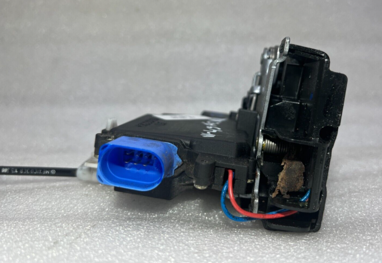 VW Golf Mk6 aizmugurējo durvju slēdzenes aizmugurējā kreisā 7L0839015D