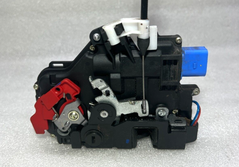 VW Golf Mk6 aizmugurējo durvju slēdzenes aizmugurējā kreisā 7L0839015D
