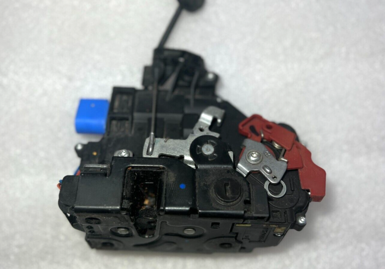 VW Golf Mk6 oriģinālā durvju slēdzene aizmugurējā labā 7l0839016d