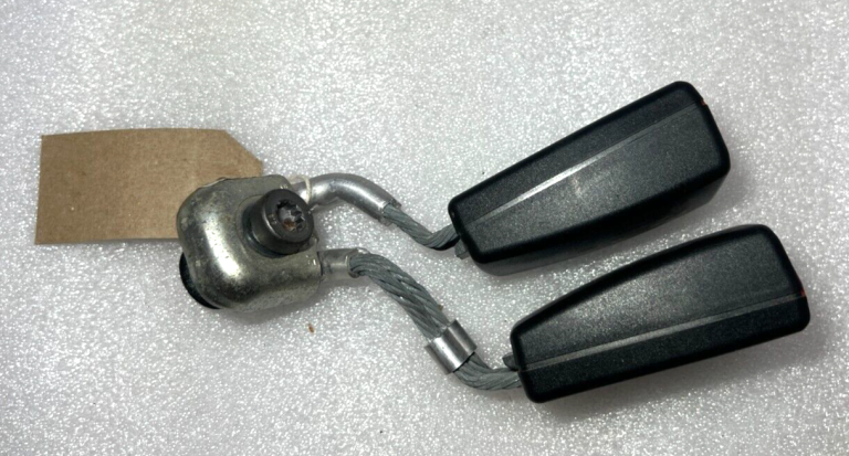 VW Golf Mk6 oriģinālā drošības jostas sprādze aizmugurējā centrālajā daļā 1K0857739M