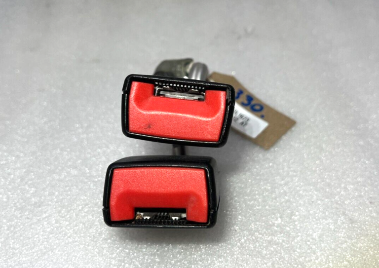 VW Golf Mk6 oriģinālā drošības jostas sprādze aizmugurējā centrālajā daļā 1K0857739M