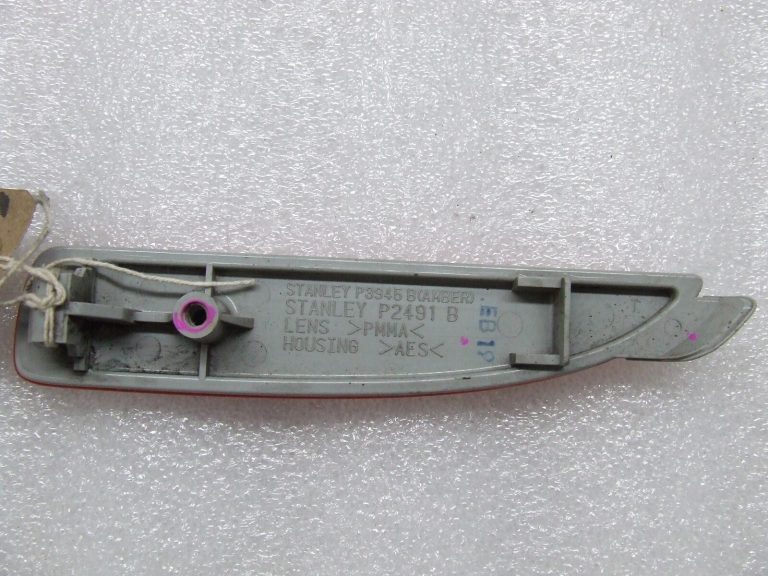 Mazda 6 SE-L aizmugurējā bampera labais atstarotājs D350-51-5M0E P3945B
