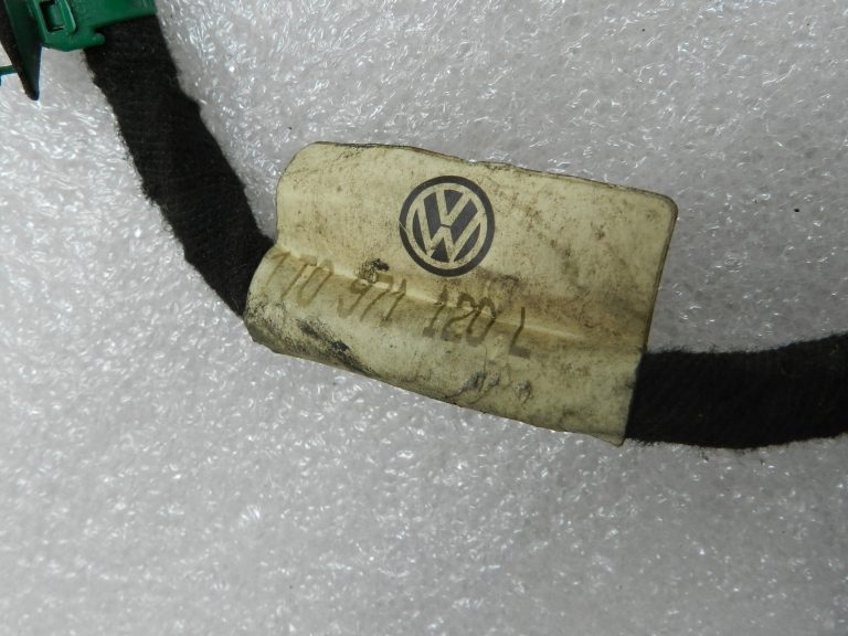 VW Touran oriģinālās durvju instalācijas priekšējā kreisā pusē