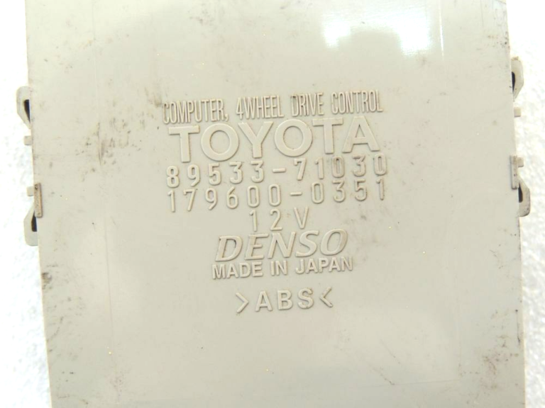 Toyota Hilux VII 2.5 D-4D 4WD pārnesumkārbas vadības bloks 89533-71030