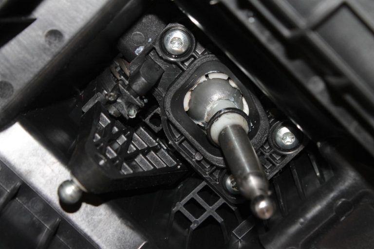 Alfa Romeo Giulietta 940 6 pakāpju manuālā pārnesumkārba pārnesumu svira 55249643, 55272574