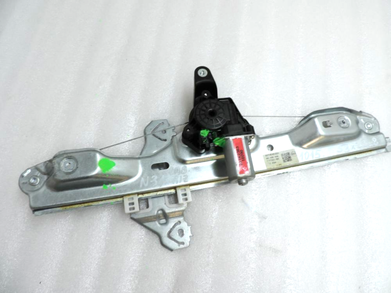 Nissan Qashqai II MK2 J11 Logu regulatora saikne aizmugurējā labajā pusē ar motoru 827004EA0A