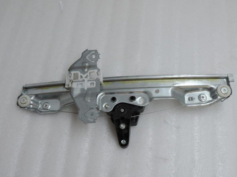 Nissan Qashqai II MK2 J11 Logu regulatora saikne aizmugurējā labajā pusē ar motoru 827004EA0A