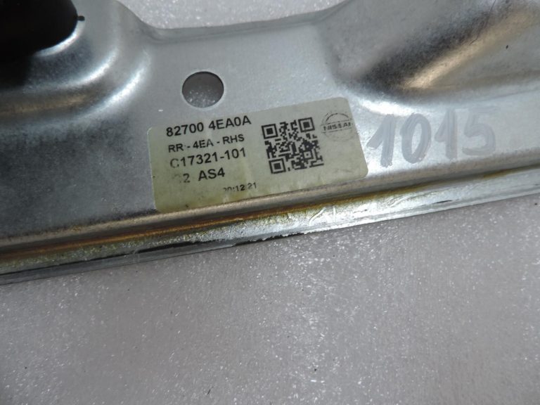 Nissan Qashqai II MK2 J11 Logu regulatora saikne aizmugurējā labajā pusē ar motoru 827004EA0A