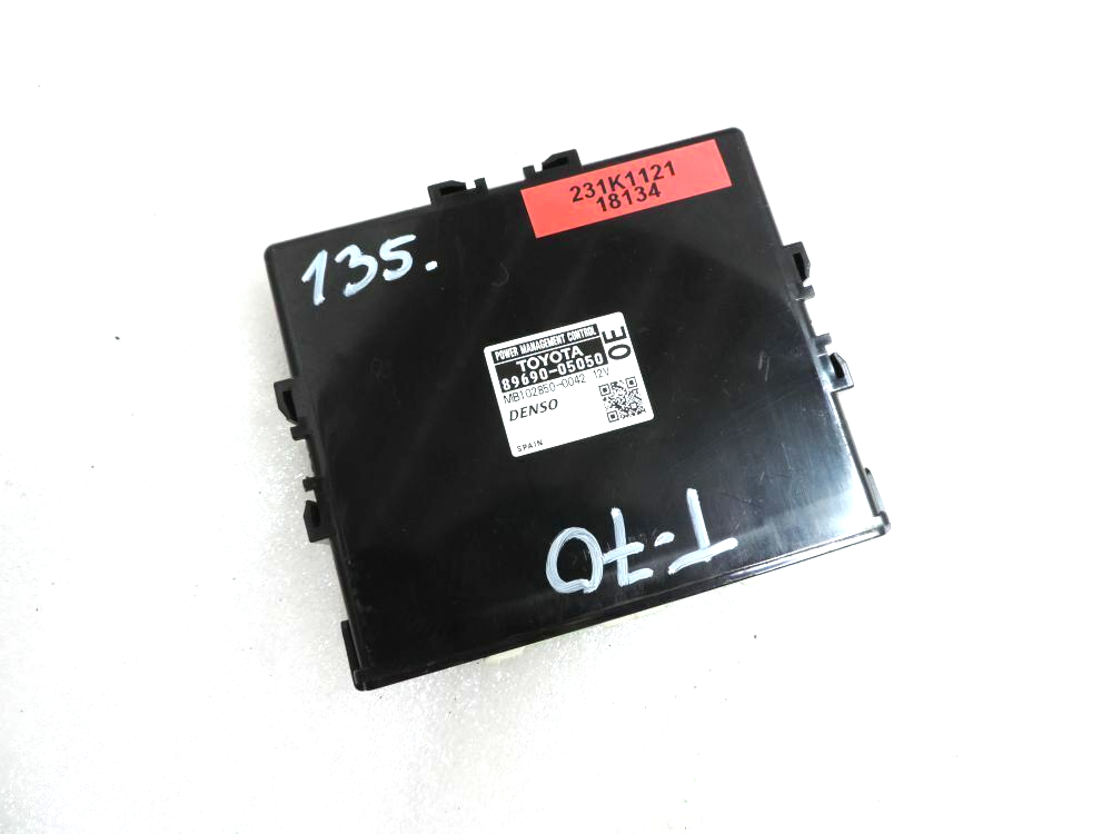 Toyota Avensis T27 vadības bloks Power management 89690-05050