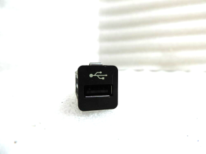 BMW 1 3 5 E81 E87 E90 E90 E91 E60 E61 USB ligzda 9167196 9237656