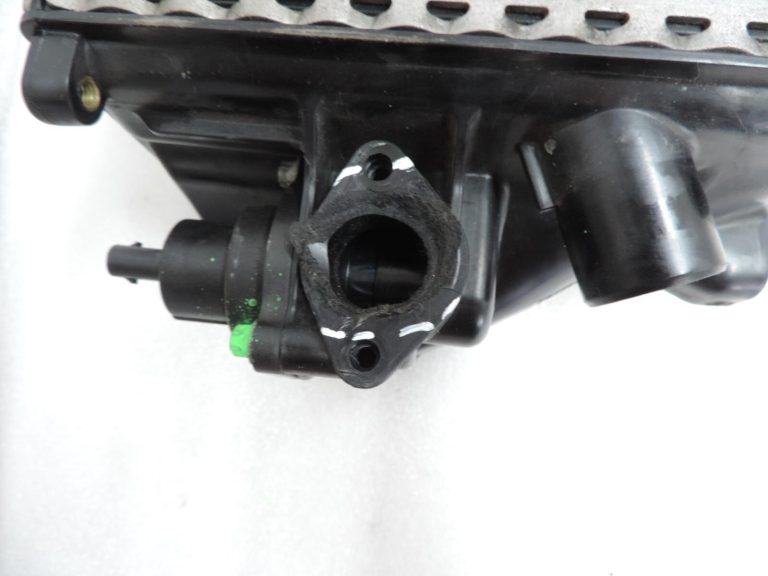 Mercedes W205 C63 AMG kreisais starpdzesētāja radiators A1770900514