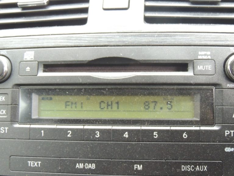 Toyota Avensis T27 auto radio CD MP3 AUX 8612005150 W53828