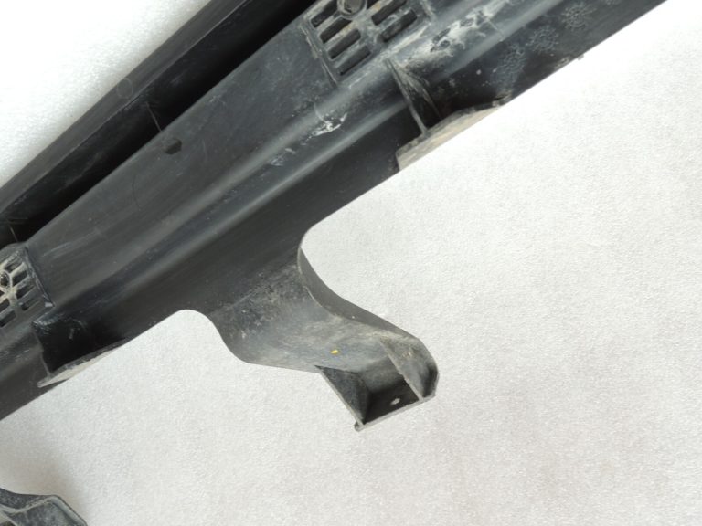 Chrysler Grand Voyager V Aizmugurējā centrālā bampera kronšteina apakšdaļa 05113107AB