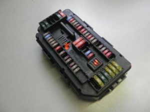 BMW F20 F20 F21 F22 F23 F23 F30 F31 F32 F33 F33 F34 F35 F15 F16 Drošinātāju kārba Drošinātāju kārba