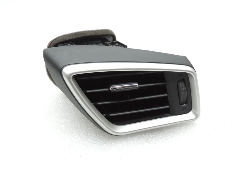 Nissan Qashqai J11 ventilācijas atveres labā daļa 687604EH0A Gaisa ventilācijas režģis