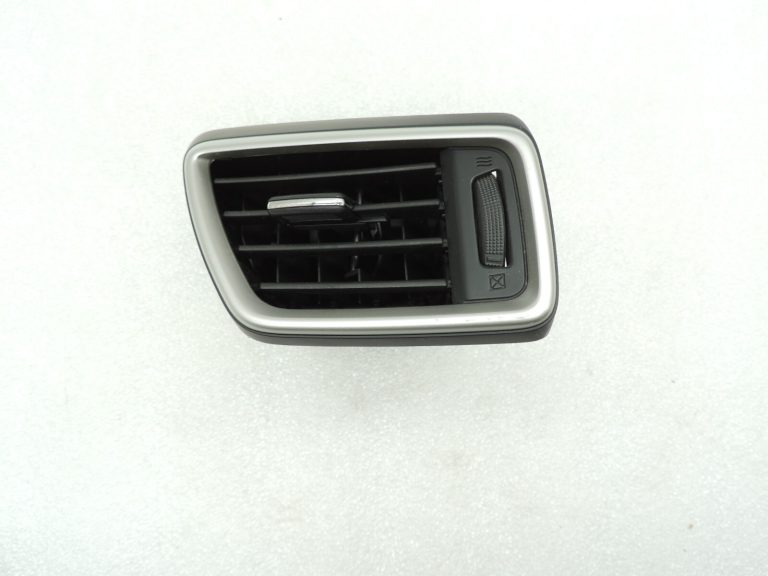 Nissan Qashqai J11 ventilācijas atveres labā daļa 687604EH0A Gaisa ventilācijas režģis