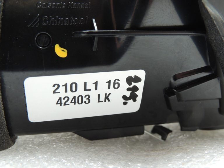 Nissan Qashqai J11 ventilācijas atveres labā daļa 687604EH0A Gaisa ventilācijas režģis