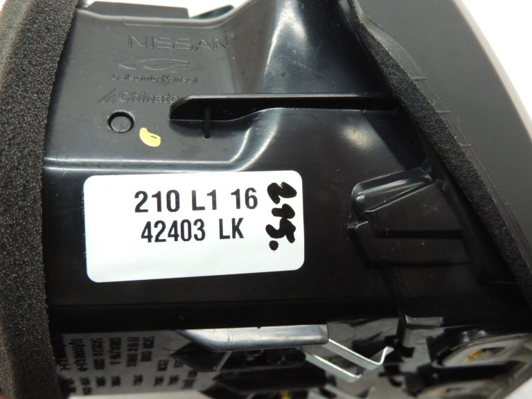 Nissan Qashqai J11 ventilācijas atveres labā daļa 687604EH0A Gaisa ventilācijas režģis