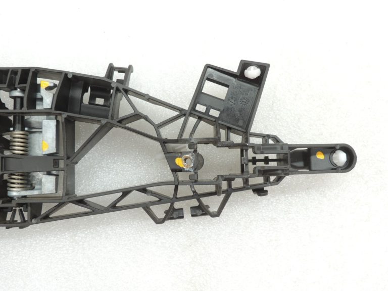 Opel Insignia B Priekšējais kreisais ārējo durvju roktura turētāja rāmis 13515513
