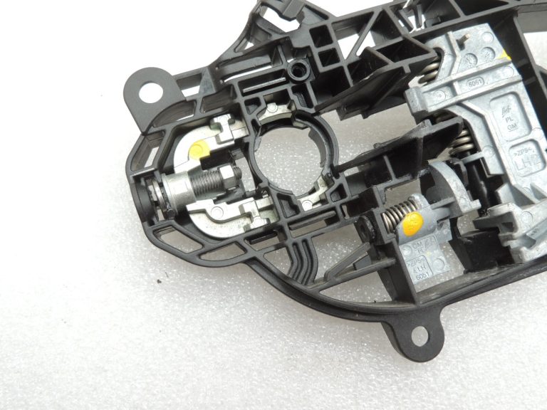 Opel Insignia B Priekšējais kreisais ārējo durvju roktura turētāja rāmis 13515513