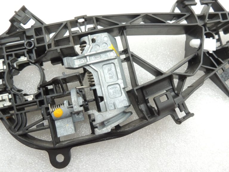 Opel Insignia B Priekšējais kreisais ārējo durvju roktura turētāja rāmis 13515513
