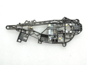 Opel Insignia B Aizmugures kreisās ārdurvju roktura turētāja rāmis 13515507
