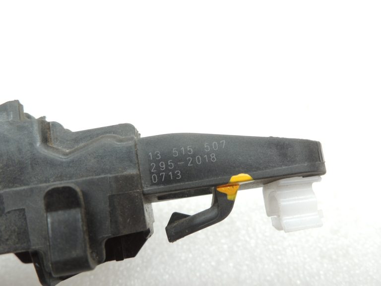 Opel Insignia B Aizmugures kreisās ārdurvju roktura turētāja rāmis 13515507