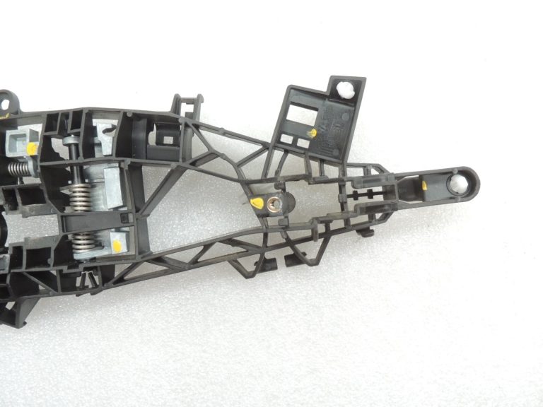 Opel Insignia B Aizmugures kreisās ārdurvju roktura turētāja rāmis 13515507