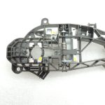Opel Insignia B Aizmugures kreisās ārdurvju roktura turētāja rāmis 13515507