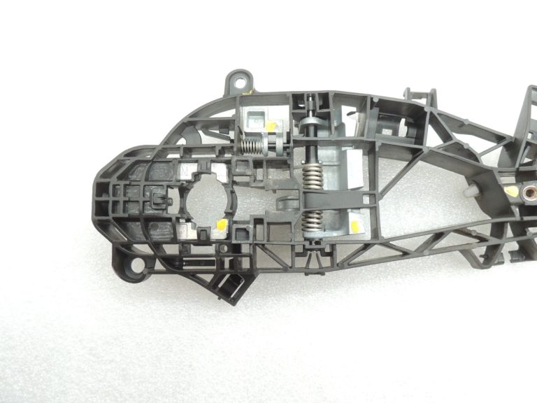 Opel Insignia B Aizmugures kreisās ārdurvju roktura turētāja rāmis 13515507