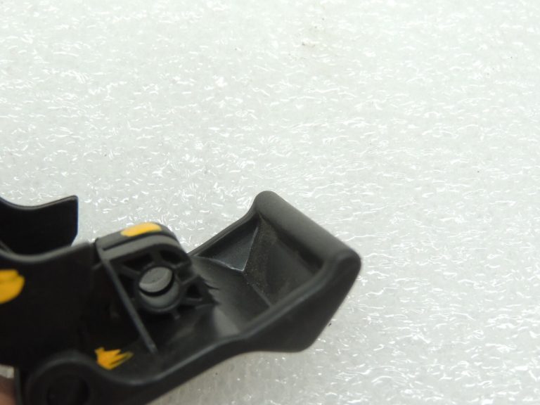 Opel Insignia B motora pārsega atbrīvošanas rokturis Svira YR004011YX