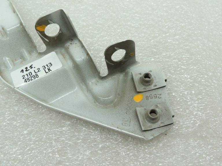 Opel Insignia B Hečbeks 42C / GP6 Priekšējā labā dubļusarga kronšteins 39063368