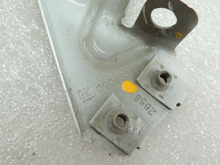 Opel Insignia B Hečbeks 42C / GP6 Priekšējā labā dubļusarga kronšteins 39063368