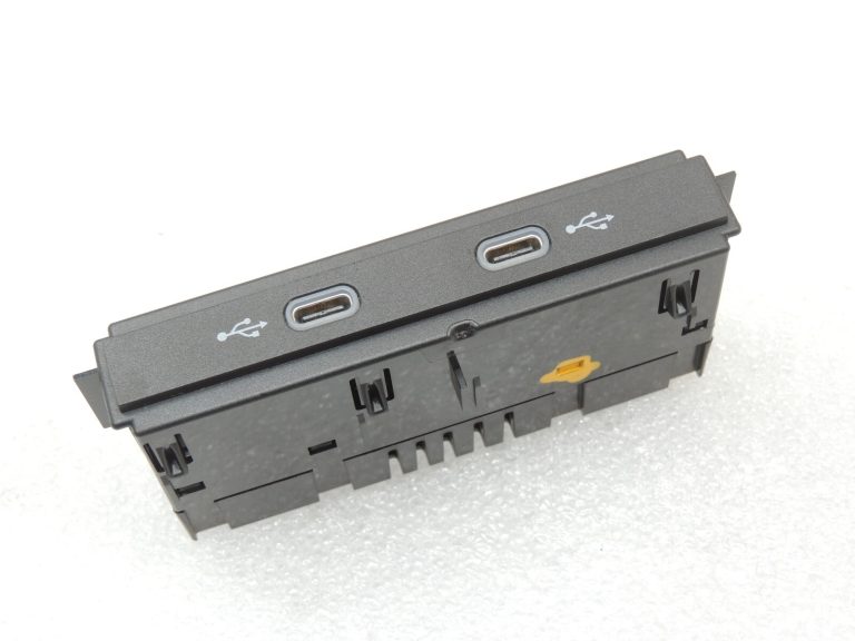 Seat Cupra Leon KL8 priekšējais dubultā porta lādētājs C tipa 5NA035736