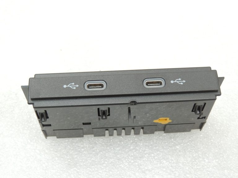 Seat Cupra Leon KL8 priekšējais dubultā porta lādētājs C tipa 5NA035736