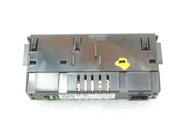 Seat Cupra Leon KL8 priekšējais dubultā porta lādētājs C tipa 5NA035736