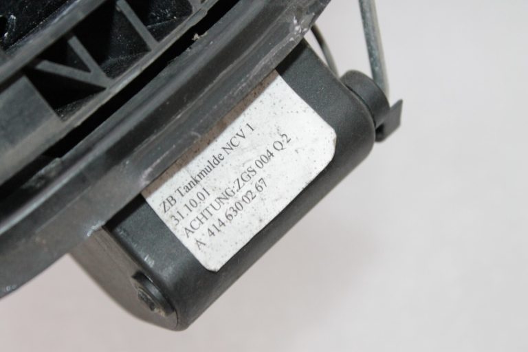OEM Mercedes Benz Vaneo W414 degvielas uzpildes vāciņš degvielas uzpildes vāka eņģe A4146300267