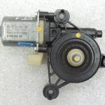 VW SKODA AUDI SEAT Logu regulatora motors priekšējais labais 5Q095980802B