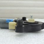 VW SKODA AUDI SEAT Logu regulatora motors priekšējais labais 5Q095980802B