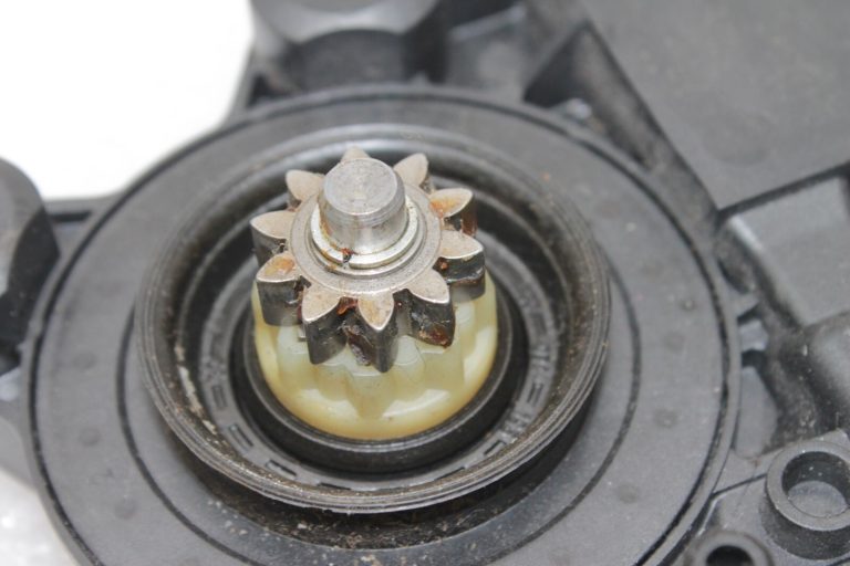 Renault Scenic/ Megane III Aizmugurējā loga regulatora motors pa labi 827303178R