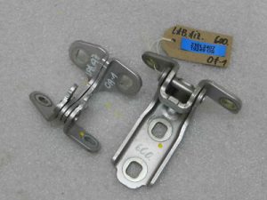 Opel Astra K durvju eņģes aizmugurējās labās puses augšējā un apakšējā daļa GAN 176 Argon silver