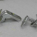 Opel Astra K durvju eņģes aizmugurējās labās puses augšējā un apakšējā daļa GAN 176 Argon silver